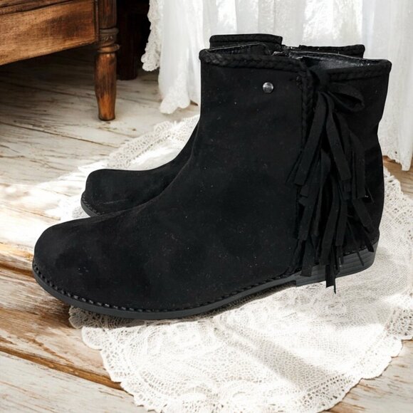 Tahari Vegan Suede Leather Fringe Boho Ankle Boots Size 5 - Picture 1 of 8